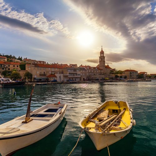 Privater Sonnenuntergang auf dem Schnellboot in der Stadt Sutivan, Insel Brač