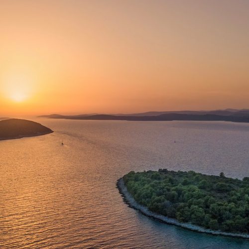 PRIVATO TRAMONTO SUL MOTOSCAFO IN CITTÀ MASLINICA, ISOLA DI ŠOLTA